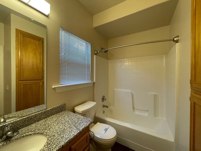 Building Photo - Exceptionally Spacious and Modernized 2x2 Townhouse w/Garage and Washer/Dryer Hookups!