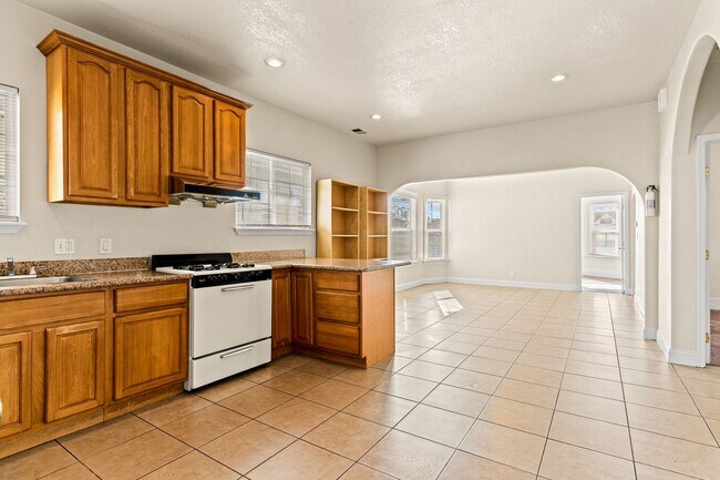 Building Photo - Massive 1,200 Sq Ft Renovated 3BR/2BA w/ Master Suite