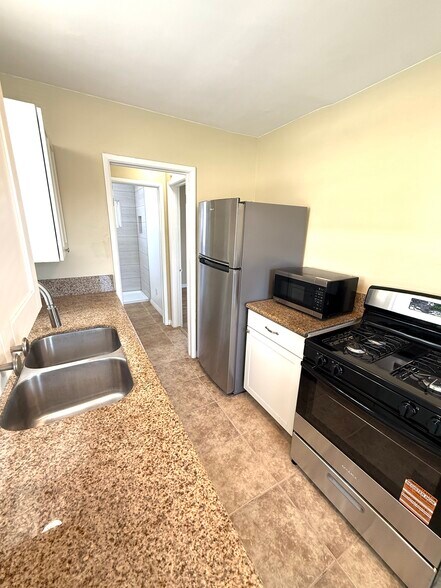 Building Photo - 180 Glover Ave