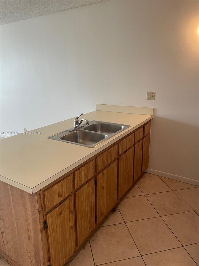 Building Photo - 2771 Riverside Dr
