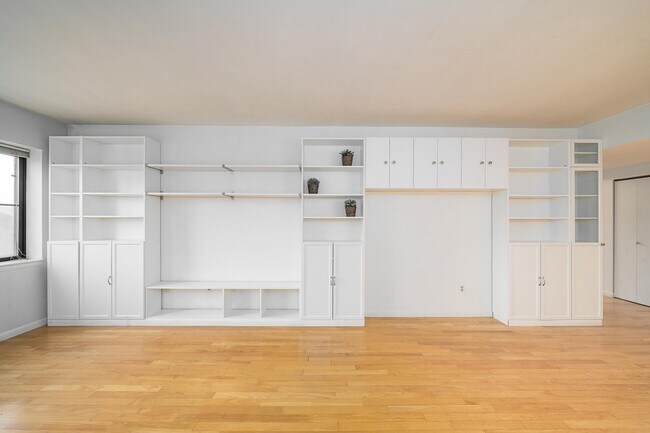 Building Photo - 463 1st St