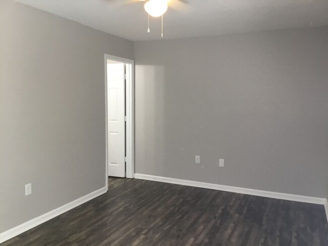 Building Photo - Newly Renovated - 1 Bedroom / 1 Bath Apart...