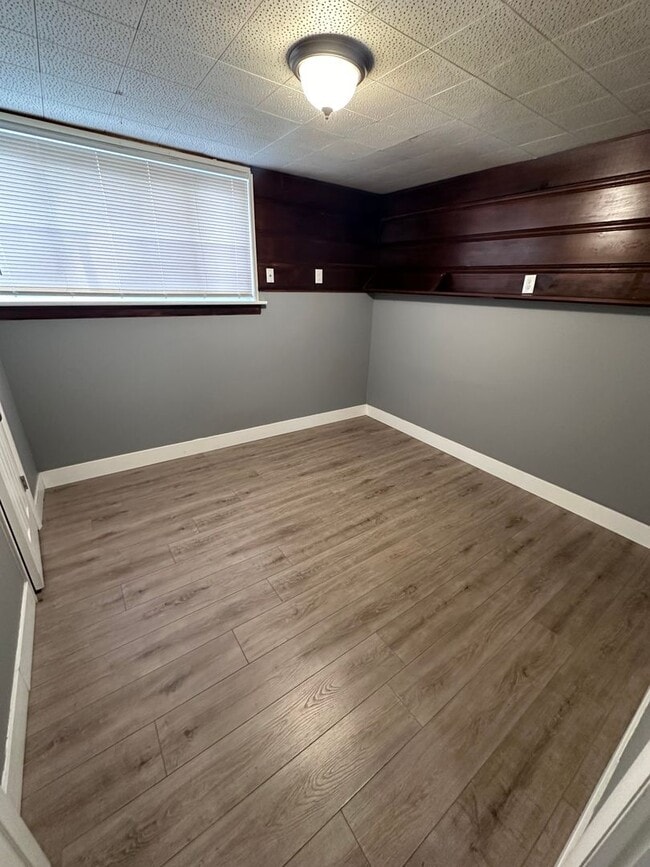 Building Photo - $1445 - 3 bedroom/ 1.5 bathroom - Beautifu...