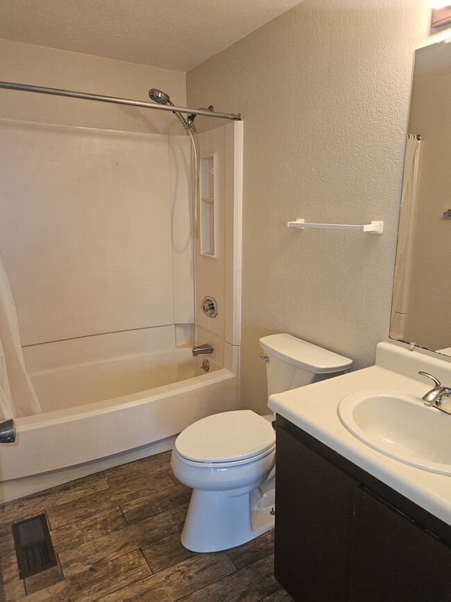 Full Bathroom Upstairs pic 2/2 - 588 W Indian Creek Dr