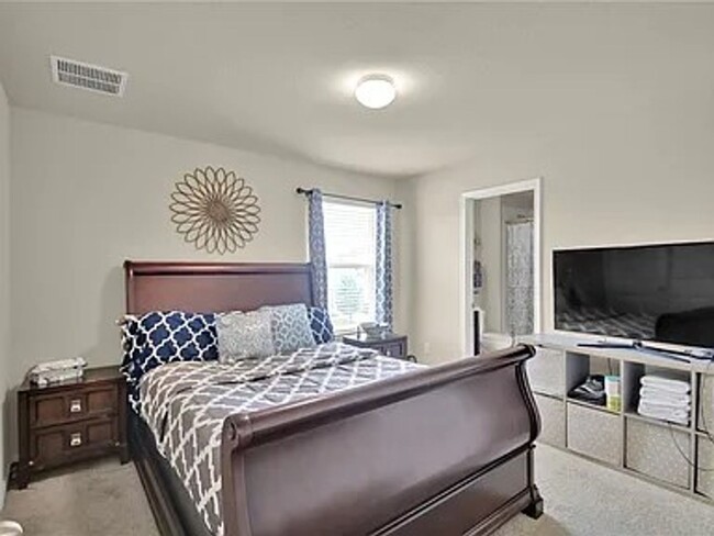 Building Photo - Beautiful Home