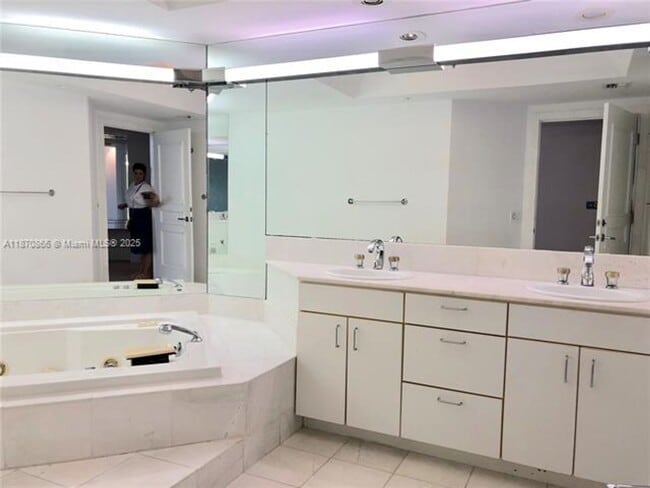 Building Photo - 2800 Island Blvd