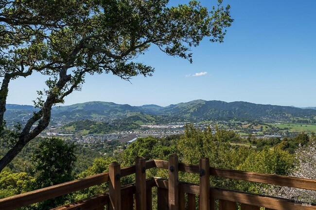 Building Photo - 1100 Bayhills Dr