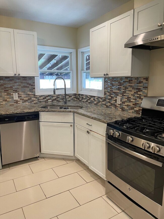 Building Photo - Charming Olmos Park Terrace Rental