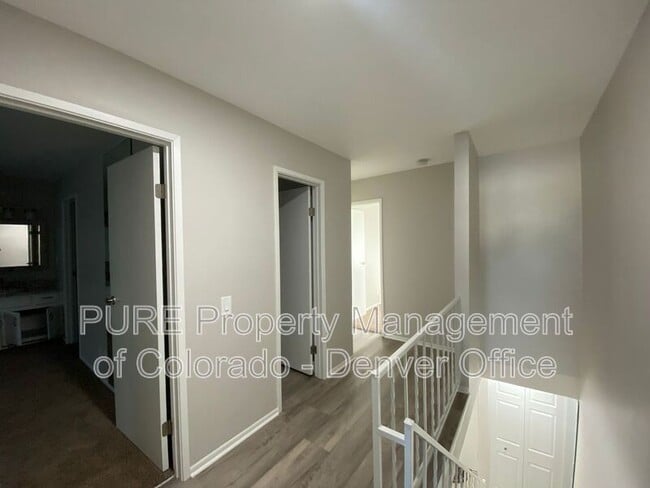 Building Photo - 564 S Carr St