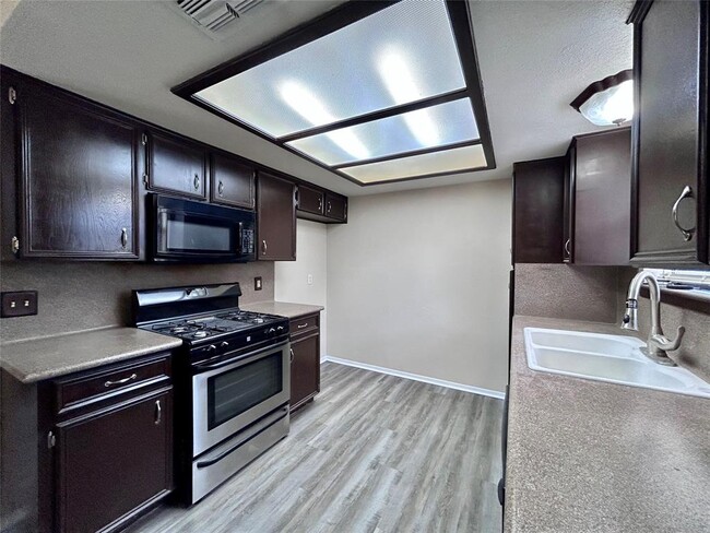 Building Photo - 906 Spring Tree St