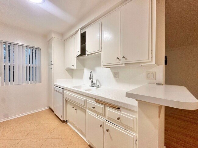 Building Photo - 1432 N Fairfax Ave