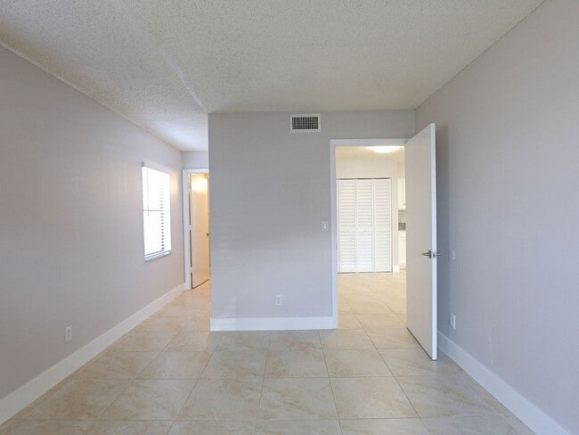 Building Photo - 5321 Summerlin Rd
