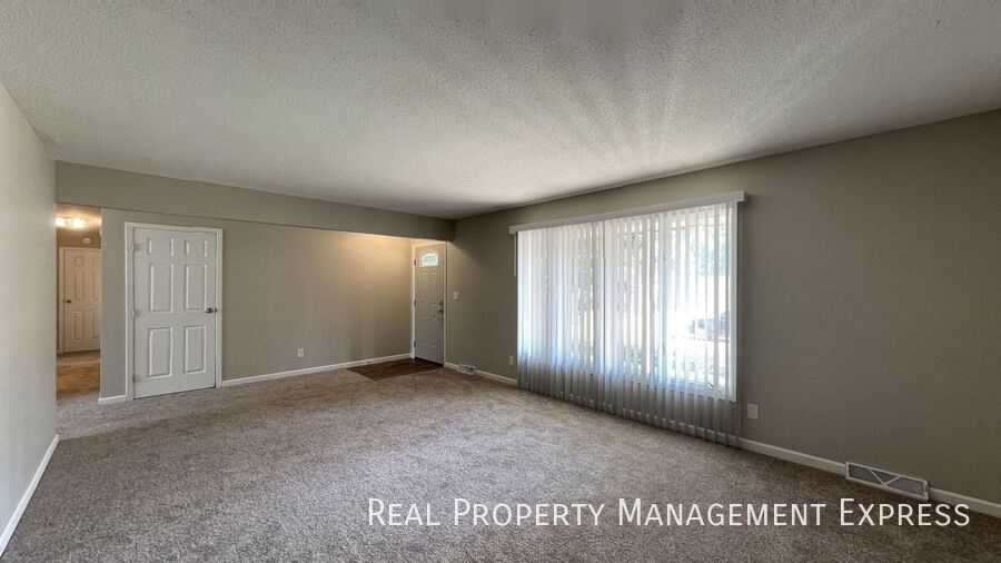 Building Photo - Newly Renovated 5 Bed Home w/ 2-Stall Garage