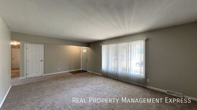 Building Photo - 3500 E 33rd St