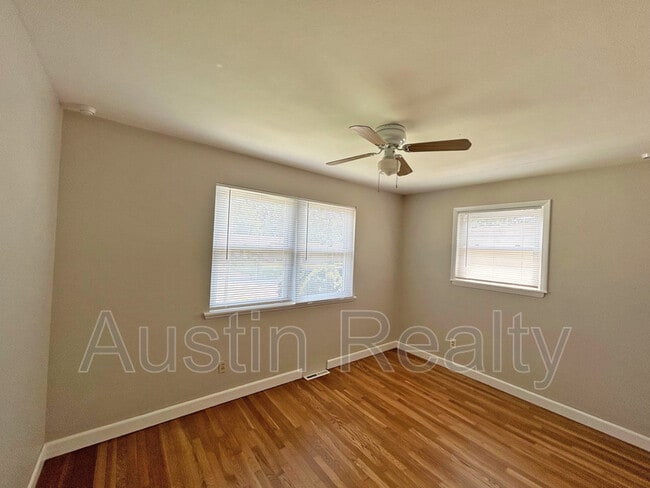 Building Photo - 836 Holiday Ave