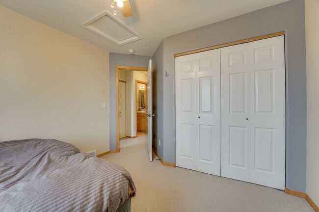 Building Photo - Spacious 3 bed, 2.5 bath Townhome in Ridgewood Hills!