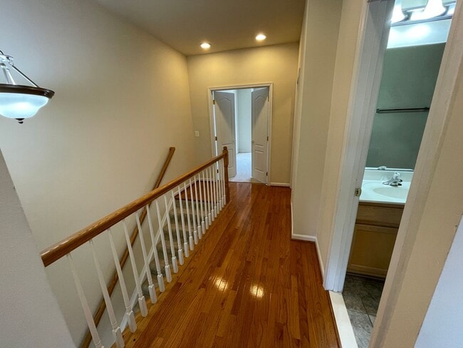 Building Photo - Stunning Light-Filled 3 Bed 2/2 Bath Townhome In Sought After Brambleton