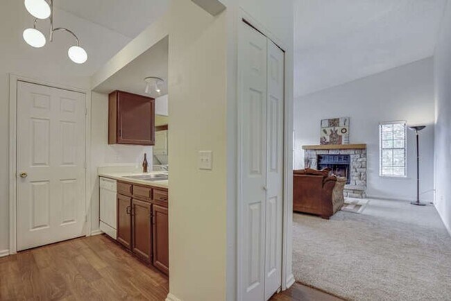 Building Photo - 1 Bedroom 1 Bathroom Beautifully Updated - New Paint & Carpet - Washer/Dryer In Unit