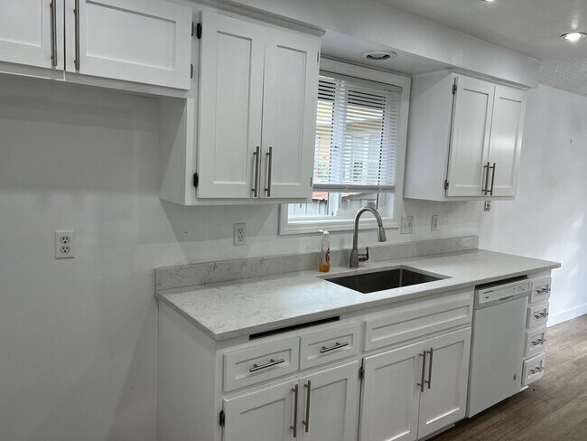 Building Photo - Beautiful 3 bedroom 2 bath house in Eugene!  $500 OFF YOUR FIRST MONTH'S RENT!