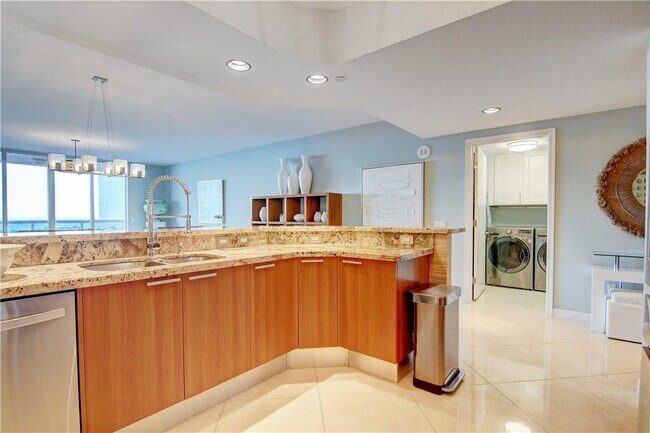 Building Photo - 2640 Lake Shore Dr