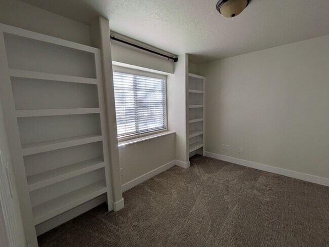 Building Photo - Low-Maintenance Living in the Heart of St. George