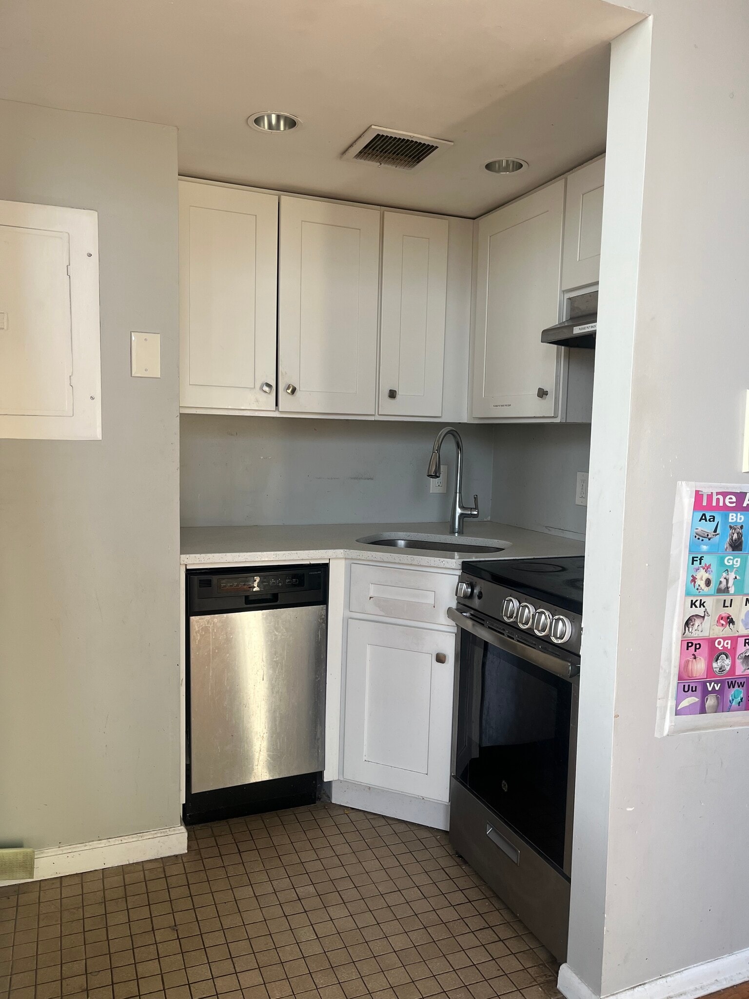 Building Photo - 491 Valley St