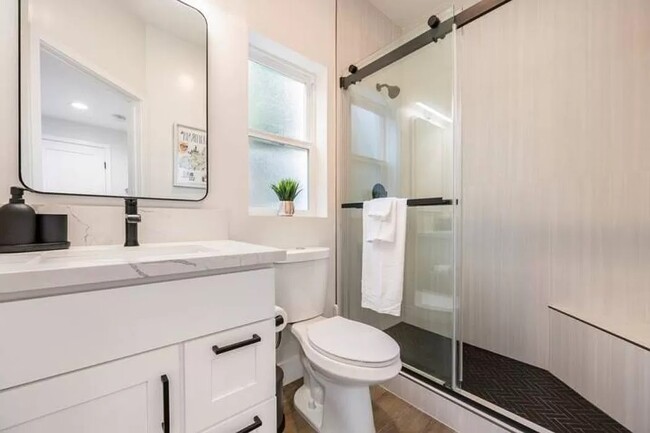 The full guest bathroom with modern aesthetic. - 3355 Lloyd St