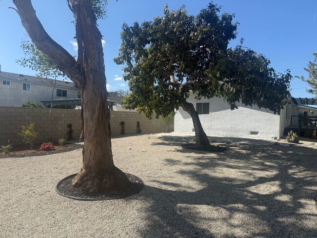 Building Photo - Cute Home Calling