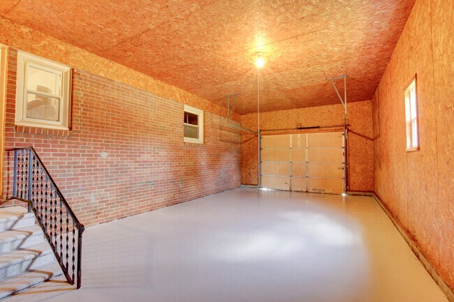 Building Photo - 104 W McReynolds Dr