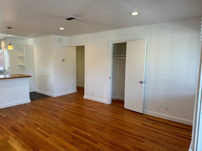 Building Photo - 326 Stewart St