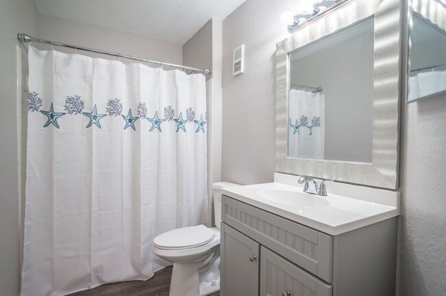 Building Photo - NEWLY UPDATED 2 bedroom 2 bath condo for r...