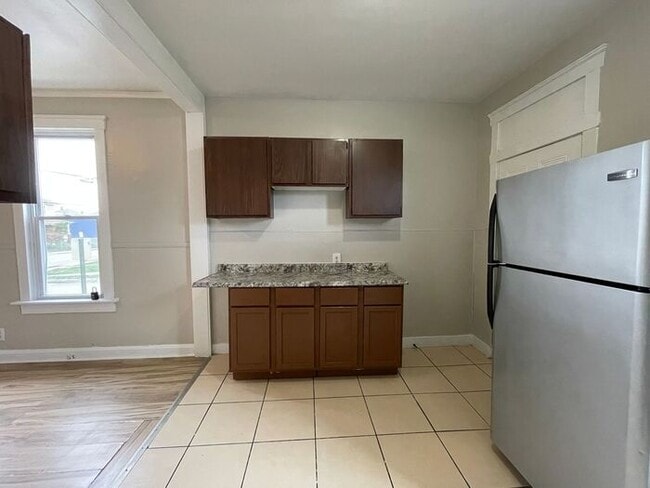 Building Photo - Inviting 2-Bedroom Apartment with Ideal Am...
