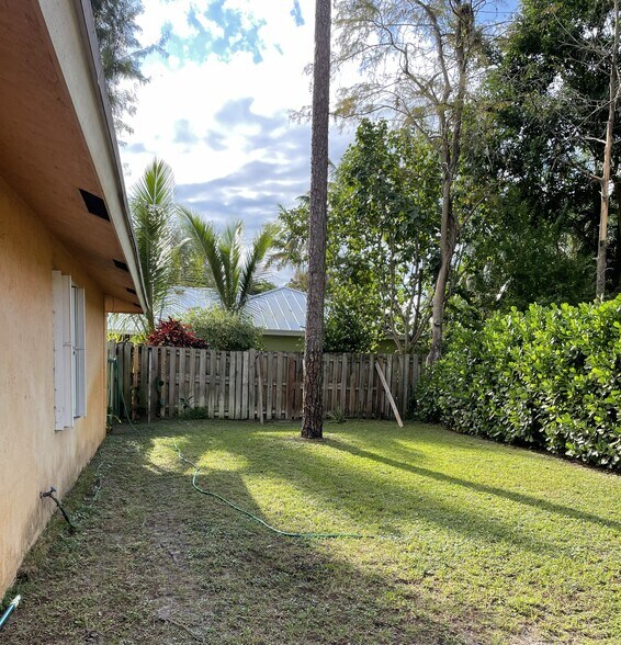 Building Photo - 1305 Periwinkle Pl