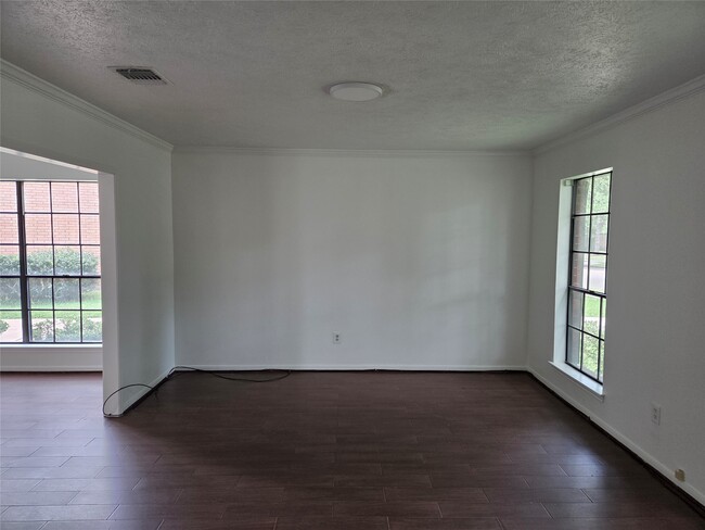 Building Photo - 2827 Lake Colony Dr