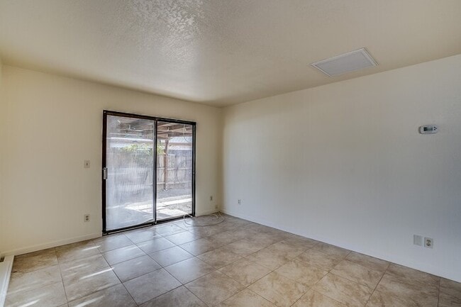 Building Photo - 422 E Navajo Rd