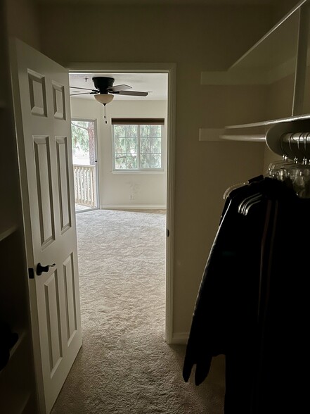 Building Photo - 653 Oak Run Trl