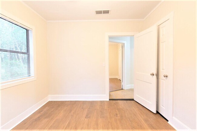 Building Photo - 205 Columbia Dr
