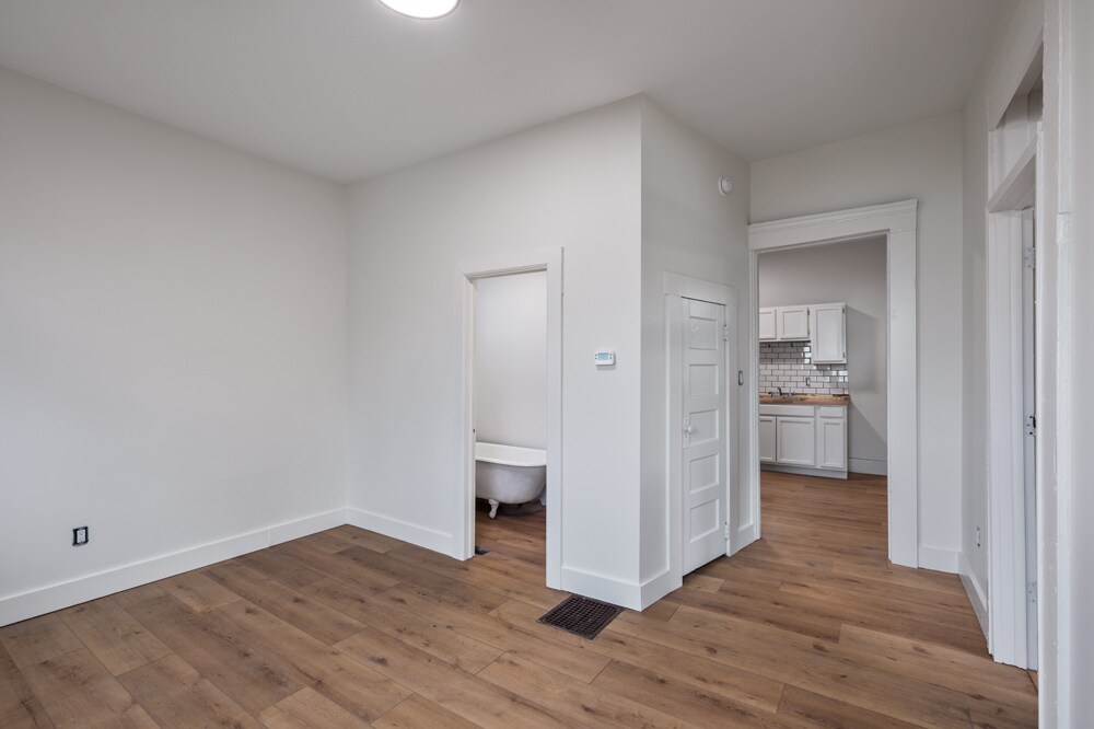 Building Photo - 332 E 9th St