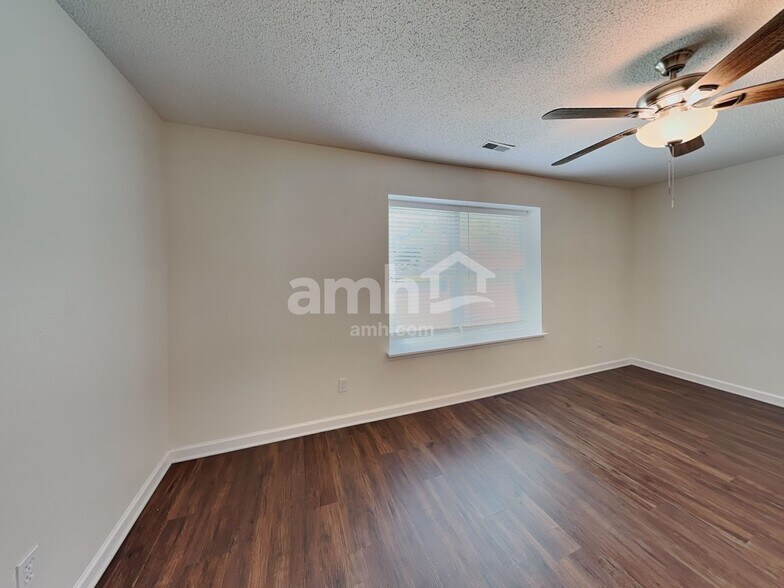 Building Photo - 528 Woodfield Cir