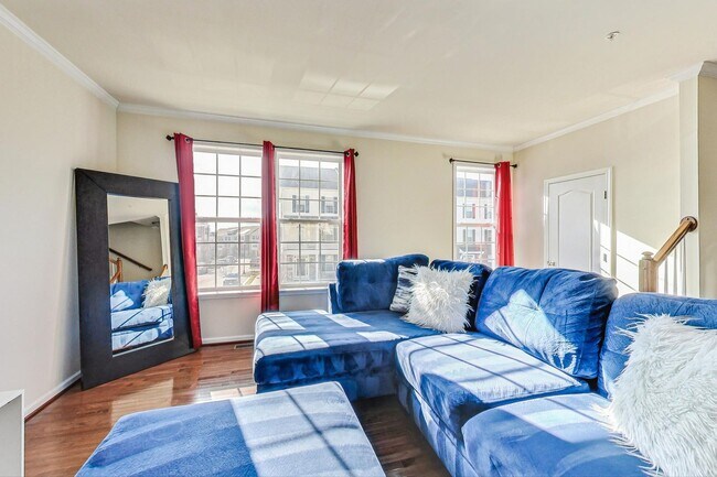 Building Photo - *Coming Soon* 3 bedroom, 2.5 bath Luxury Townhome in Market Square Subdivision!