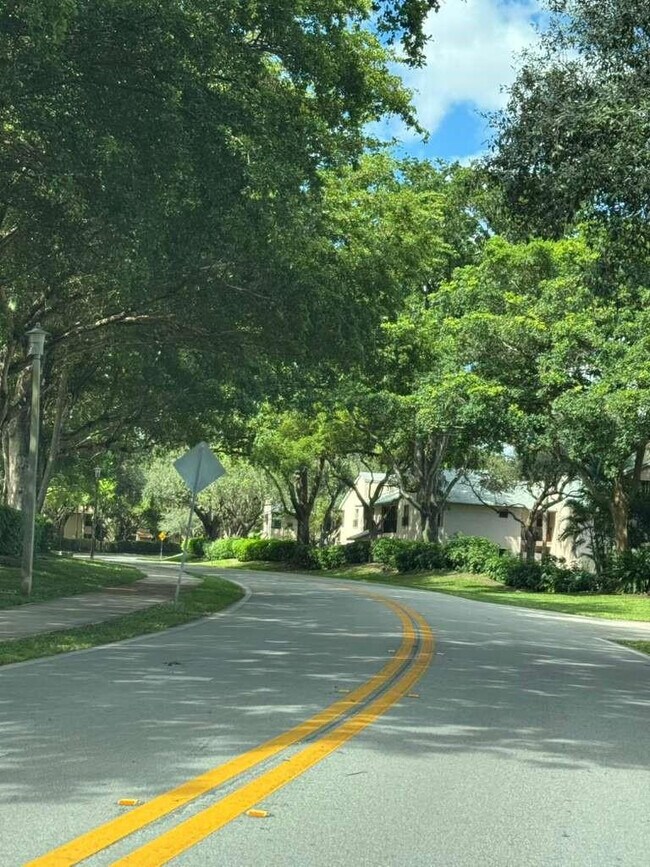 Building Photo - 3167 Cocoplum Cir