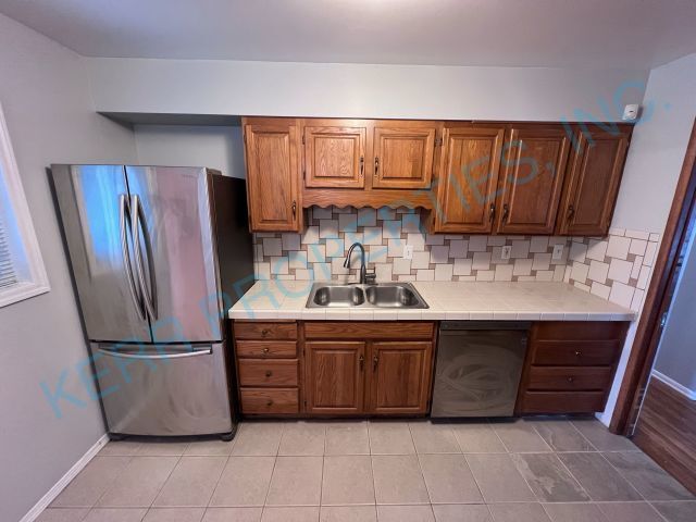 Building Photo - Charming Portland Retreat: 3-Bed, 2-Bath Home with Hardwood Floors & Cozy Fireplace!