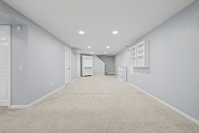 Building Photo - "Spacious 4-Bedroom Oasis with 4 Full Baths in Prime Englewood Location – 3306 Sq. Ft. of Comfort...
