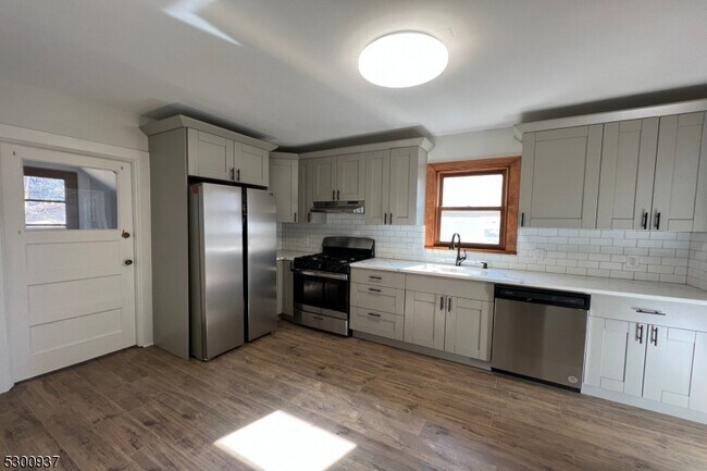 Building Photo - 16 Oxford St