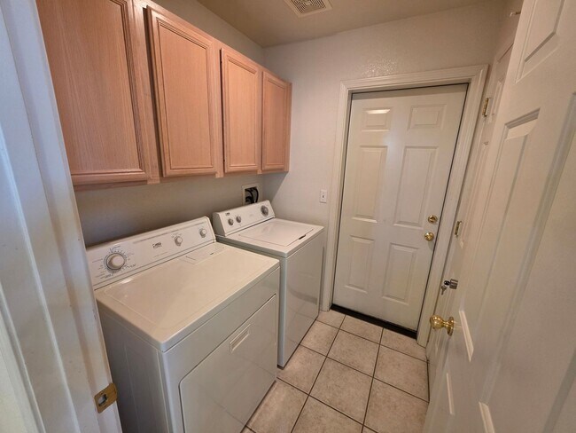 Building Photo - Spacious 3-Bedroom Home with RV Parking & 3-Car Garage in Bullhead City