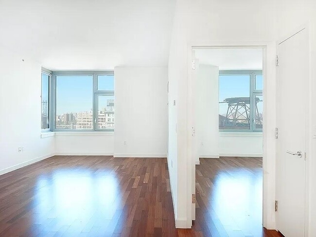 Building Photo - 100 Jay St