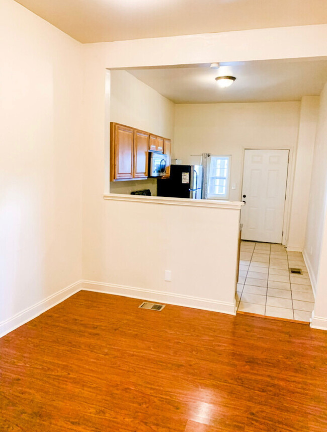 Building Photo - 309 W 41st St