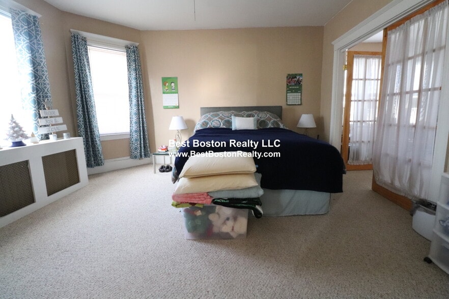 Building Photo - 338 Main St