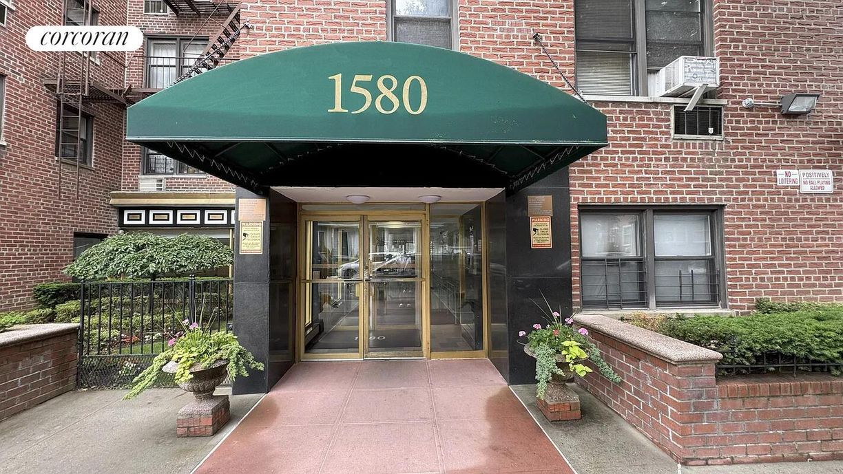 Building Photo - 1580 E 18th St