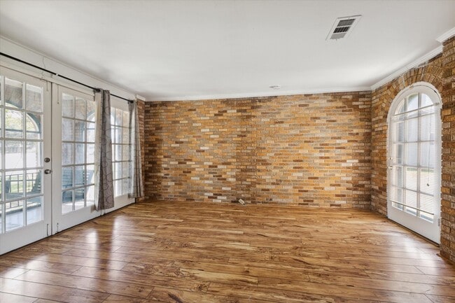 Building Photo - 703 E Main St